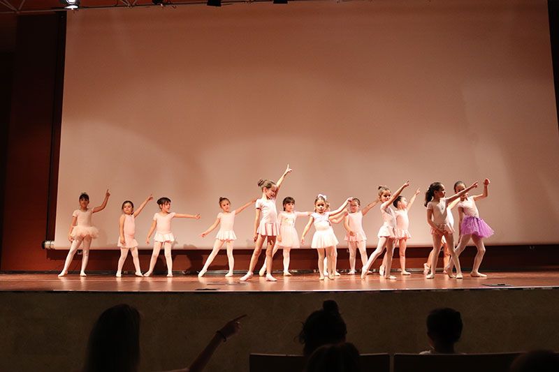 Actuación de ballet de niñas en el auditorio