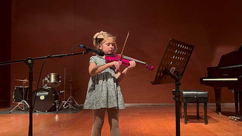 Audición de niña tocando el violín