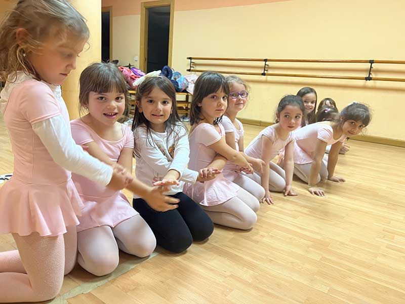 Niñas con maillot en clase de danza