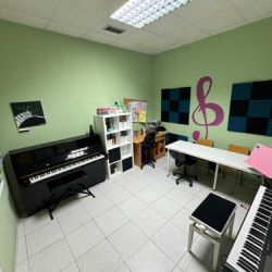 Aula con piano y teclado para clases