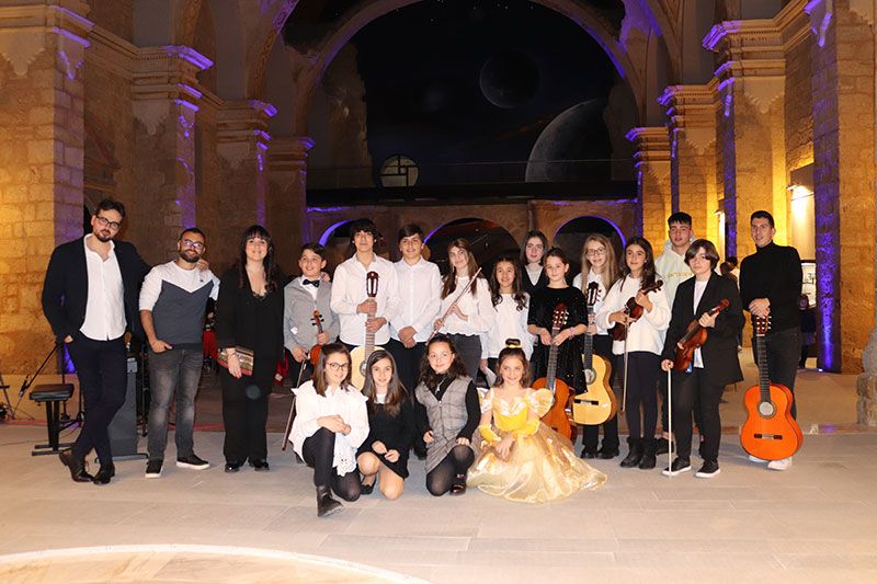 Concertistas adultos y pequeños en el auditorio