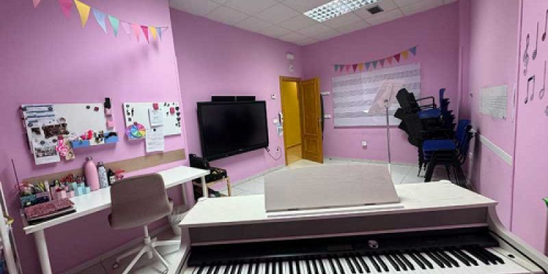 Aula violeta con piano blanco