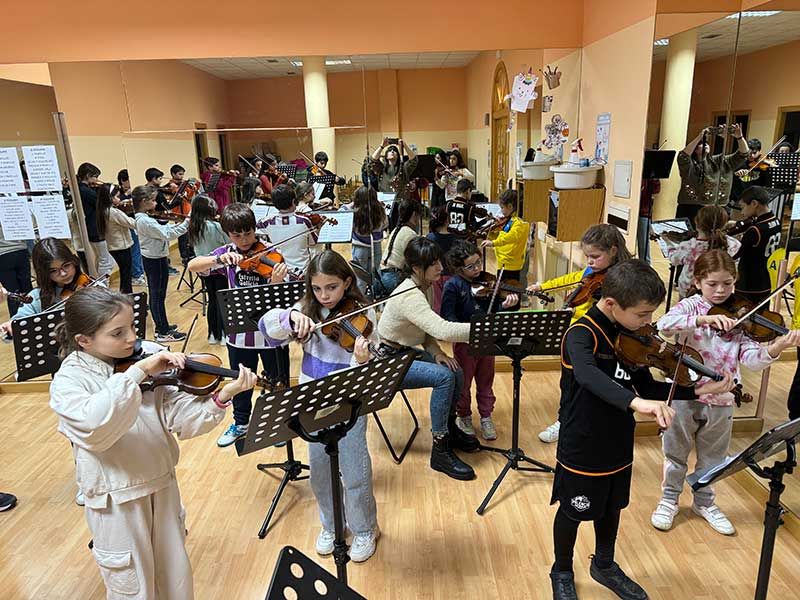 Aula de música con niños y profesoras