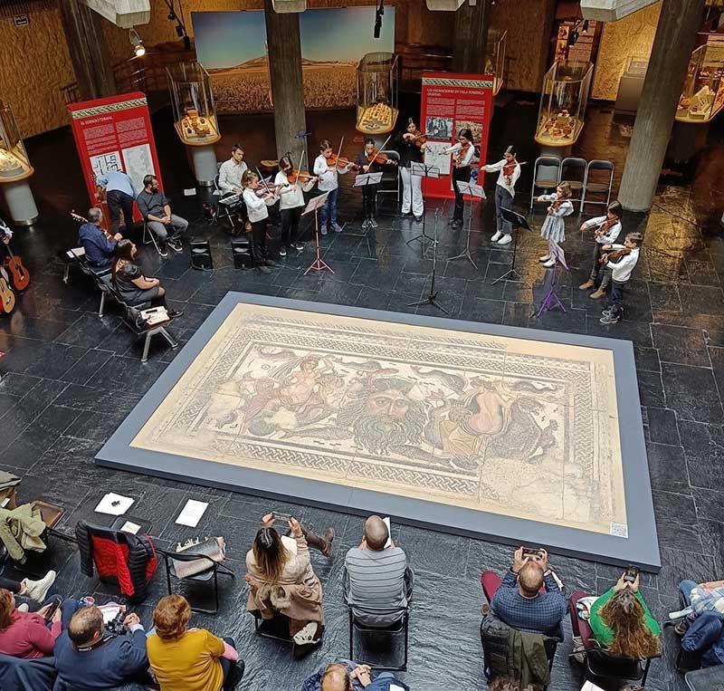 Concierto en el museo alrededor de un mosaico romano