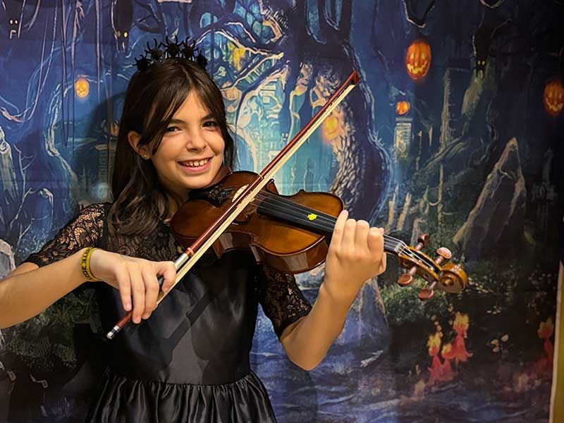 Niña posando con violín